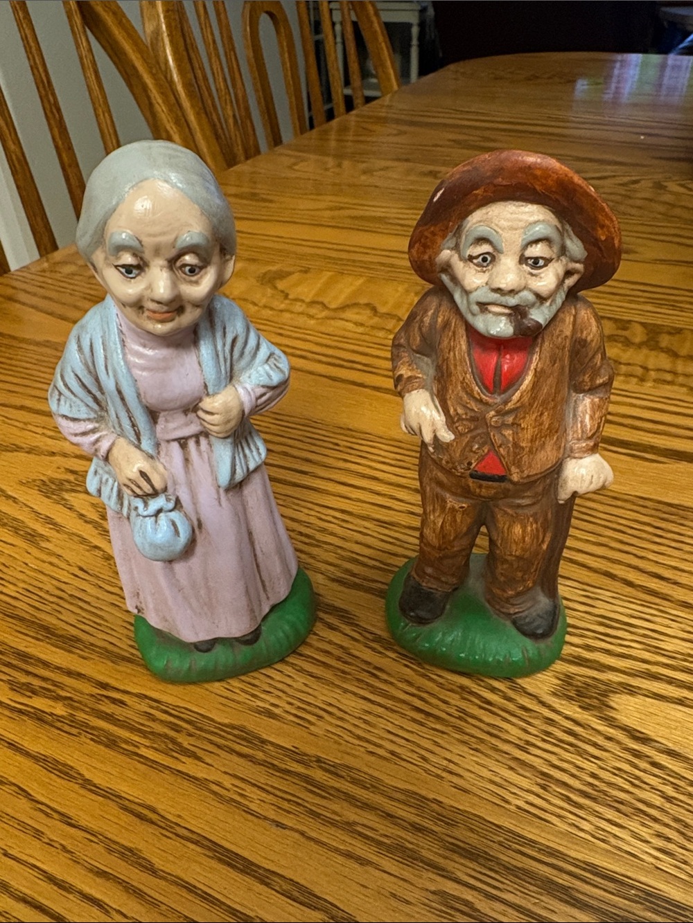 Vintage-Style Grandpa and Grandma Figurine Set in Brown and Pink